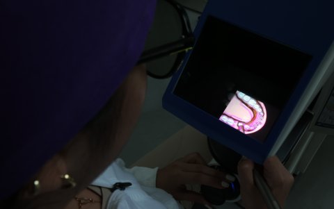 El equipo digital permite un tratamiento personalizado y minucioso