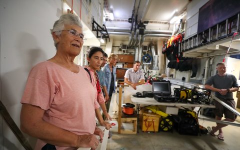 La ambientalista Yolanda Kakabadse fue invitada a recorrer el barco Arctic Sunrise de Greenpeace.