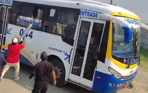 Captura de un vídeo que muestra el ataque a la unidad de transporte público.