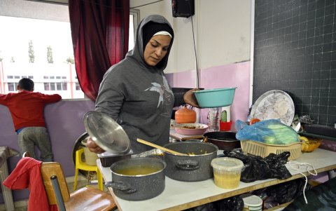 Zamzam, su marido y sus cinco hijos rompen el ayuno del mes sagrado del Ramadán con un par de platos básicos que la mujer ha sabido preparar en una pequeña estufa de gas de camping.