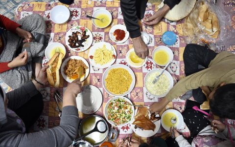 Su mesa de Ramadán es el piso del salón de clases que les asignaron en una escuela para personas desplazadas en la ciudad sureña de Tiro.