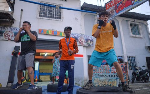 Sixto Chamorro un boxeador de 64 años, se puso como meta darme los conocimientos a niños y jóvenes.