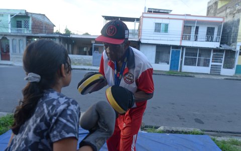 Chicas también están presente en la escuela de box.