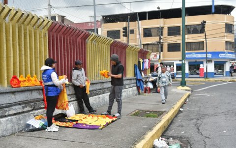 Las ventas informales, la falta de cultura ciudadana ocasiona que las aceras se transformen en botaderos de basura.