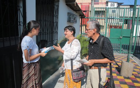 Predicación.- Una foto referencial de cómo los testigos de Jehová salen a invitar a sus vecinos para recordar la muerte de Jesús.