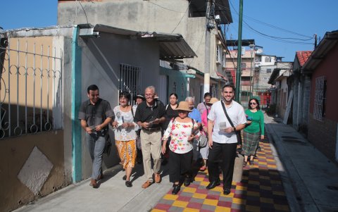 Actividad.- Un grupo de testigos de Jehová salen voluntariamente a compartir el conocimiento bíblico.