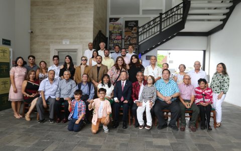 en el que estuvieron presentes funcionarios gubernamentales, profesionales de diferentes ramas e invitados especiales, se entregaron presentes de artesanias ecuatorianas a los cónsules y al vicecónsul, así como premios a los asistentes.