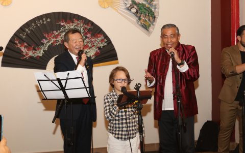 El cónsul general cantó con el pequeño Emanuel Chiang, nieto de Eddie Chiang. Ellos interpretaron el tradicional tema La luna representa mi corazón.