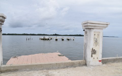 El antiguo muelle de cabotaje de Puerto Bolívar aún no ha sido reparado.