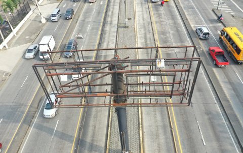 Hecho. La situación se observa en predios privados y en la vía pública y hay casos en los que no se ve el nombre de a quién pertenece la estructura.
