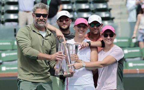Iga acompañada de su cuerpo técnico y familia, celebrando en Miami.