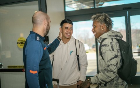 Los jugadores de Independiente, Kendry Páez y Joaro Ortiz (d) fueron los primeros a incorporarse a la convocatoria