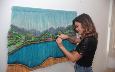 Junto a una de sus obras.