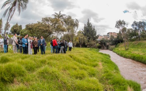 Autoridades. Los representantes de las instituciones recorrieron las riberas del río Cutuchi.