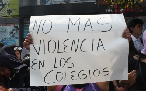 Con carteles en sus manos, los padres de familia piden que no haya más violencia en los colegios.