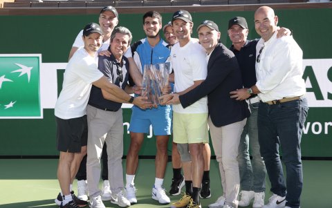 Carlos y el equipo ‘de oro’ que sostienen al español que a los 20 años ya viene rompiendo todos los récords. A la izquierda, en la foto oficial ayer, como campeón.