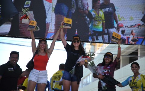 Daniela Regalado (c) como monarca de la categoría femenina 140 km.