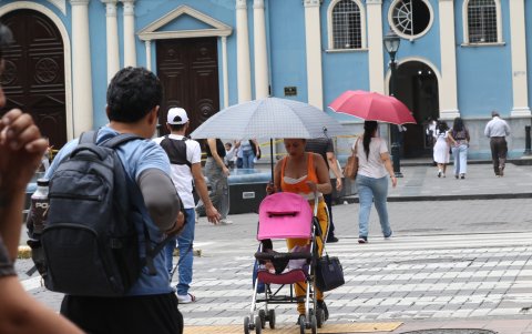 Necesidad. Ante el inclemente sol y el calor que se registraron el fin de semana en Guayaquil, se pudo ver a los ciudadanos ir y venir con paraguas en las manos.