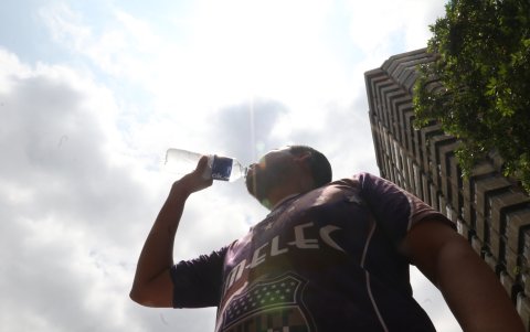 Esta ha sido la imagen común en las últimas semanas en Guayaquil, ciudadanos hidratándose y cubriéndose del sol.