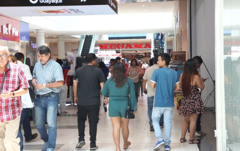 Parte de la ciudadanía ha optado por realizar sus compras por adelantado en centros comerciales de la ciudad, como Mall del Sol.