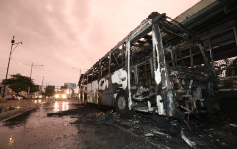 En menos de un mes, un segundo bus de la Metrovía se incendió en la avenida 25 de Julio.