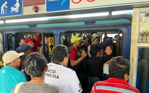 Tras la suspensión de una de las paradas de la Troncal 2,  decenas de usuarios esperaban en la estación Sagrada Familia, en el sur de la ciudad, días atrás.