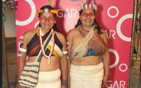 Las activistas amazónicas Alicia Cawiya y Rosa Gabap.