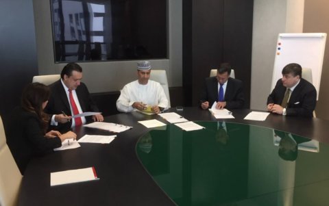 2016. El entonces ministro de Economía, Fausto Herrera, y el gerente general de Petroecuador, Pedro Merizalde, firmaron con Oman Trading Internacional la venta de 17,1 barriles de  fuel oil.