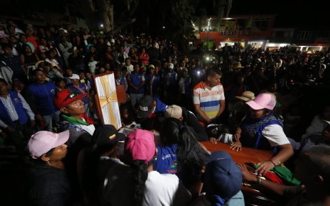 Toribío (Colombia). Indígenas rodean el féretro de Carmelina Paví, durante su velorio este martes 19 de marzo de 2024.