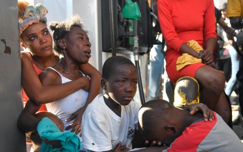 Una mujer reacciona tras ver el cuerpo de un familiar en la calle en Puerto Príncipe, Haití, el 18 de marzo de 2024.