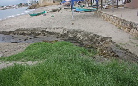 Los habitantes denuncian que, ante la falta de un sistema de alcantarillado, las aguas negras se desbordan y van a parar al mar.