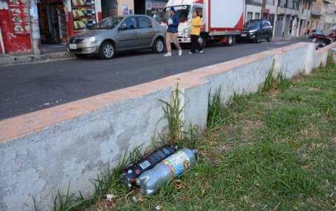 En este sector aún lidian con la gente que consume bebidas alcohólicas en espacios públicos. Dejan basura y a veces protagonizan peleas callejeras.
