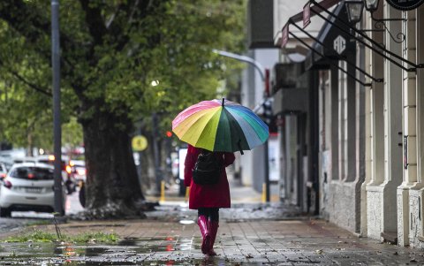 Una persona con sombrilla camina este miércoles en medio de la lluvia en La Plata, provincia de Buenos Aires (Argentina).