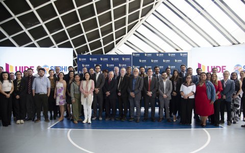 El evento de entrega tuvo lugar en el Health Sciences Campus de la UIDE, donde se dieron cita representantes de la institución de educación superior y del ministerio.