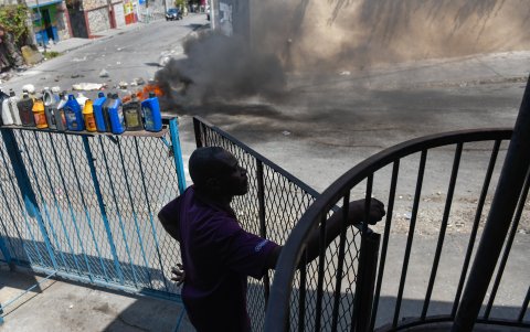 Un hombre se asoma a una calle en la que se hallaron cuerpos sin vida este miércoles en Puerto Príncipe (Haití).