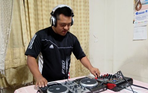 Los padres de Steven le compraron una mezcladora para que pueda practicar con su música favorita. Quiere continuar sus estudios para DJ y producción.