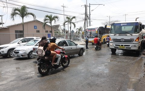 Problema. La mañana del martes 19, tras la protesta, obreros municipales rociaron agua sobre la vía, pero dejaron tramos con lodo, lo que afectó la movilidad.
