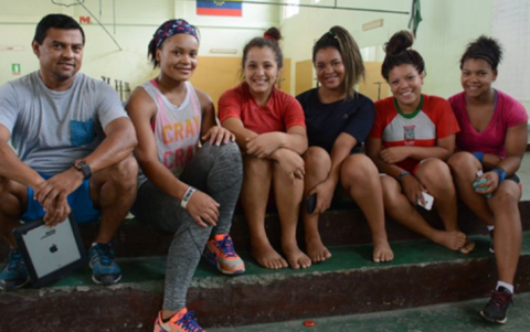 Llerena junto a las hermanas Neisi (a su izquierda) y Angie (en la punta derecha) en sus inicios en la práctica de las pesas.