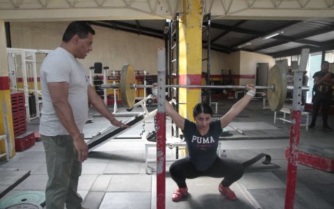 Llerena durante uno de los entrenamientos con una de sus nuevas pupilas en las instalaciones de la Concentración Deportiva de Pichincha.