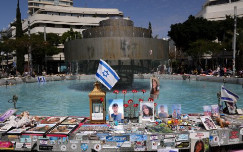 Un monumento a los civiles y soldados israelíes asesinados desde el 7 de octubre de 2023, en la plaza Dizengoff de Tel Aviv, Israel, el 21 de marzo de 2024.