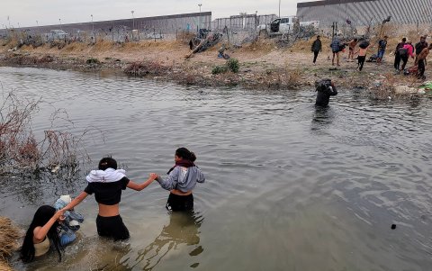 Migrantes se preparan para cruzar el Río Bravo, en la frontera que divide a México de los Estados Unidos, en un punto de Texas.