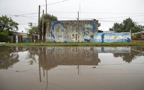Una calle inundada, en La Plata, provincia de Buenos Aires
