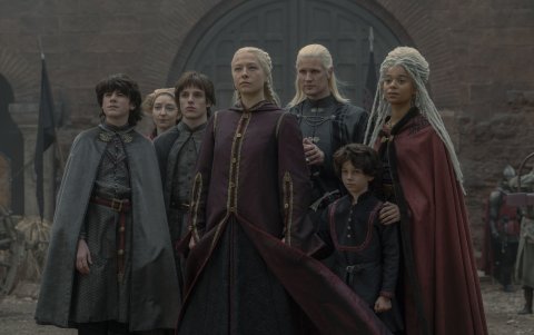 La serie retoma la historia de la dinastía Targaryen y su lucha por alcanzar el Trono de Hierro.