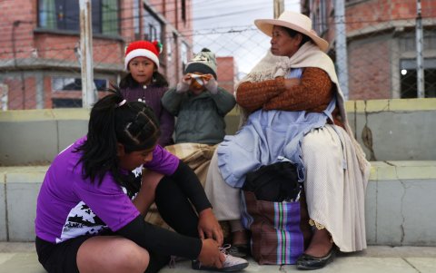 Entrenan estudiantes, amas de casa y madres, algunas incluso acuden a los entrenamientos con sus hijos pequeños.