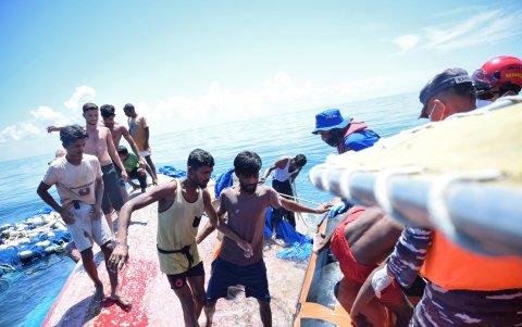 Refugiados rohinyás son rescatados cerca de la costa en Banda Aceh en la noche del miércoles y llevados a tierra firme este jueves 21 de marzo de 2024.