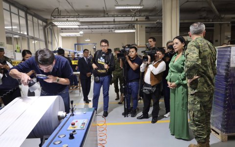 Medios de comunicación acompañaron a las autoridades del CNE a constatar el avance del proceso de impresión.