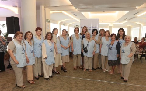 El grupo de voluntarias con su presidenta, María Delia García.