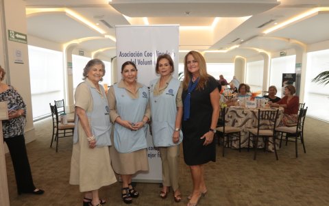 Alba Viteri, María Delia García, Carmen de Vásquez y Nony Gonzenbach.