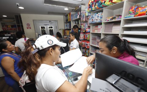Compras. Con los útiles en mano, madres de familia acuden desde hace varios días a librerías en el centro de Guayaquil para conseguir útiles escolares previo al inicio de clases.
