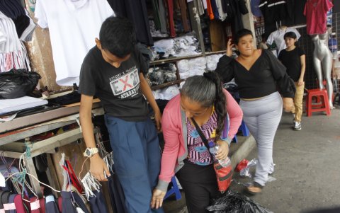 Locales. En los alrededores del Mercado Central están ubicados locales de venta de uniformes, donde los jóvenes se prueban la vestimenta con la que asistirán a clases.